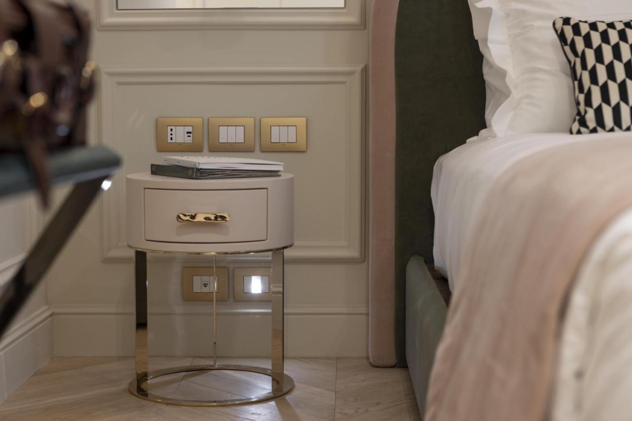 Hotel La Gemma Florens Exteriör bild A bedside table