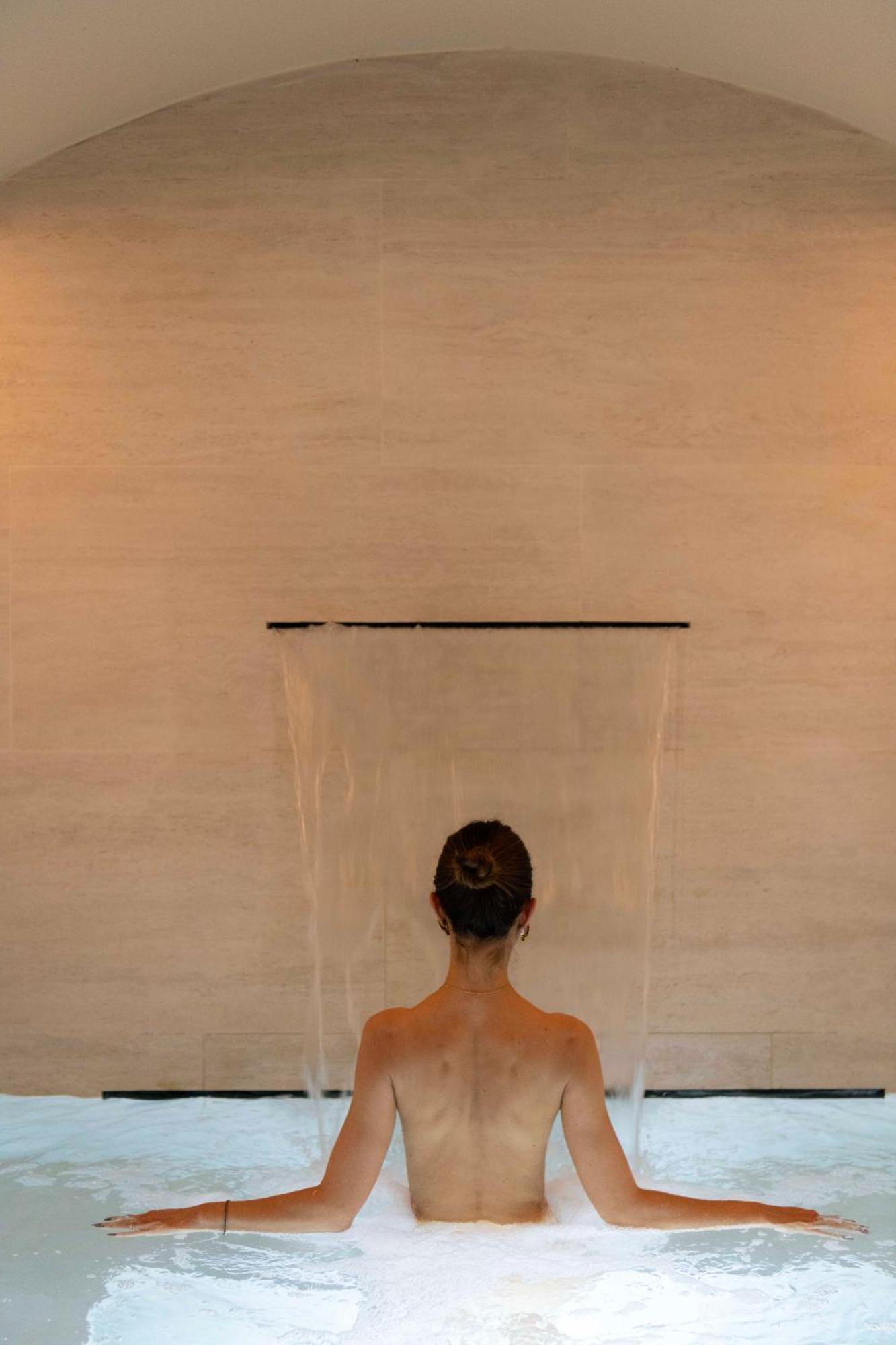 Hotel La Gemma Florens Exteriör bild A woman in a shower
